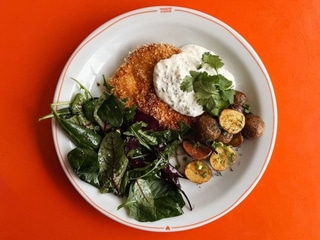 Шніцель з курки з бебі картоплею в мундирі та соусом тартар