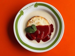 Фірмовий сирник із кокосовою згущенкою і ягідним компоте