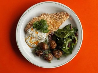 Шніцель з курки з бебі картоплею в мундирі та соусом тартар