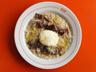 Цільнозернова вівсяна каша із пармезаном, цибулевим конфітюром, беконом  і яйцем пашот