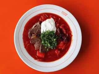 Борщ із томленою щокою і сметаною
