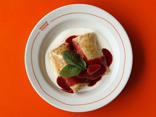 Запечені млинці із сиром та родзинками на сметанній подушці із полуничним компоте