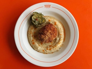 Котлета Mood Food з моцарелою, картопляним пюре з трюфельною пастою і битими огірками