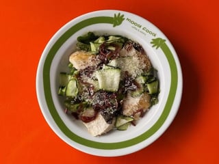 Теплий салат з куркою,  маринованими цукіні, конфітюром, зеленим горошком, трюфельною заправкою  і пармезаном