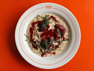 Солодкаа вівсяна каша з полуничним компоте та м'ятою