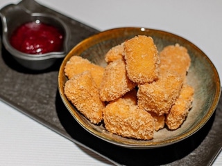 Камамбер фрі з журавлиним соусом 