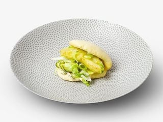 Avokádo v tempuře, spicy mayo, ledový salát, nakládané okurky