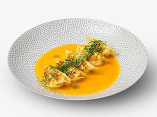 Lososová gyoza, pikantní red curry s kokosovým mlékem, bazalka