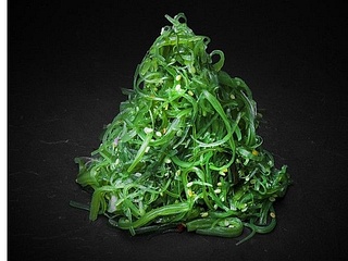 Wakame goma, marinovaný salát z mořských řas se sezamem