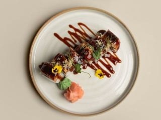 Údený unagi úhor na rolke so špargľou a avokádom