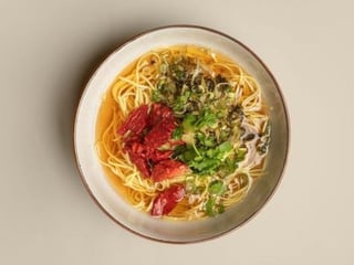 Ramen s bravčovými rebierkami a rezancami