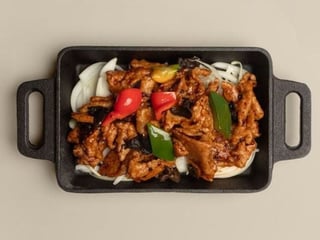 Hovädzie mäso so špeciálnou omáčkou na železnej platni