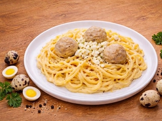 Спагеті на перепелиних яйцях з фрикадельками курячими
