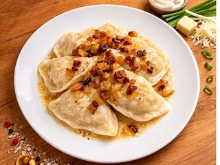 Вареники з картоплею і сиром в цибулевому соусі