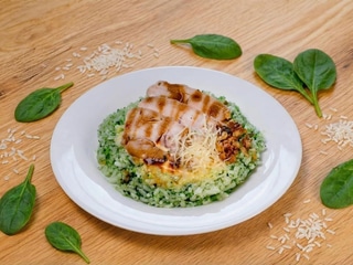 Індичка  з шпинатним рисом та сирним соусом