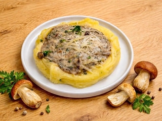Підлива з лісових грибів з картопляним пюре