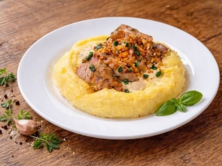 Свина вирізка з картопляним пюре та грибним соусом