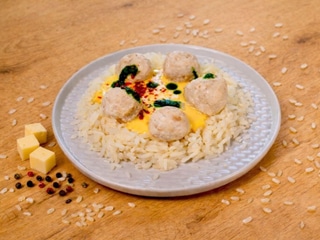 Чікен-боли з рисом та сирним соусом