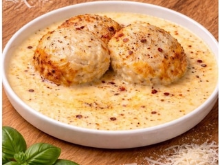 Сирники з пармезаном в сирному соусі
