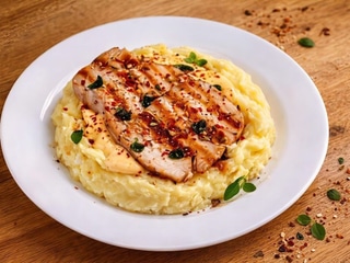 Куряче філе з картопляним пюре та сирним соусом