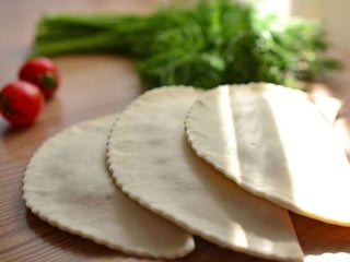 Czebureki z wieprzowiną, serem i pomidorami, 3 szt