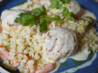 Котлеты из мяса кролика в сливочном соусе с пастой пти-тим