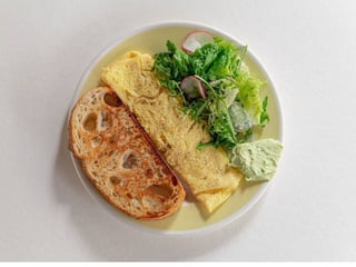 Французький омлет з сиром брі