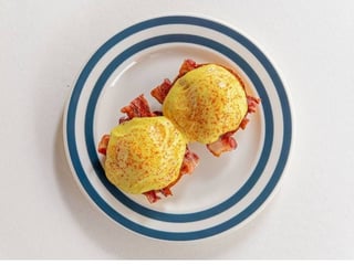 Яєчня бенедикт з хрустким беконом