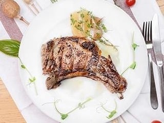 Стейк з телятини на кості
