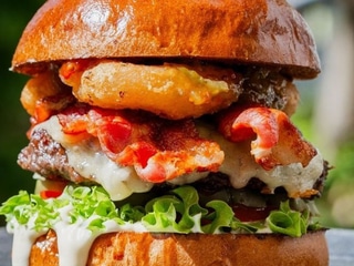 PICKLE FARM BACON BURGER