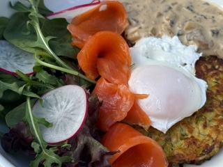 Оладки з цукіні, лососем та яйцем пашот