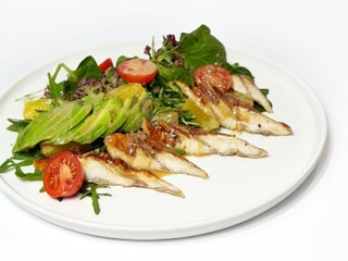 Мікс салат з вугрем та авокадо