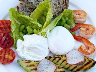 Яйця пашот з креветкою та авокадо