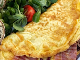 Омлет з овочами та беконом