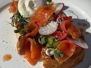 Авокадо тост з слабосолоним лососем