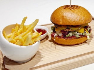 Бургер з котлетою з яловичини, креветками та огірком кімчі