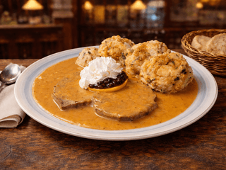 Svíčková na smetaně s karlovarským knedlíkem