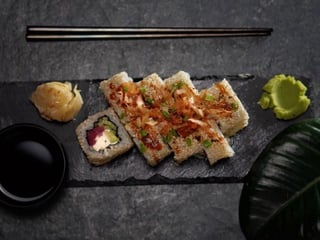 Каліфорнія в кунжуті з тунцем