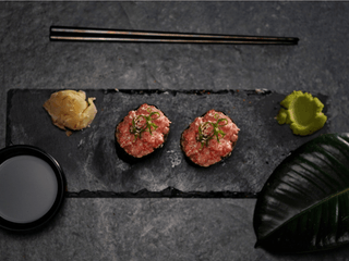 Гункан з лососем