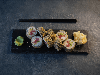 Теплий рол з креветкою та тунцем 