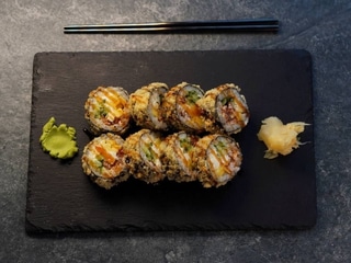 Теплий рол з вугрем і манго