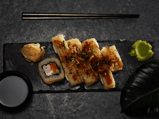 Теплий рол з креветкою та лососем  