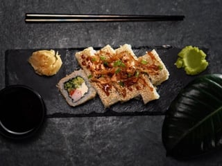 Каліфорнія в кунжуті з креветкою