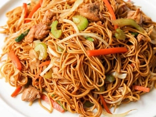 37) Chicken Chowmein 