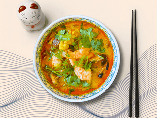 Сингапурський суп лакса з рисовою локшиною лососем та морепродуктами 🇸🇬