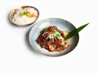 CHINESE STIR-FRIED BEEF WITH BLACK PEPPER SAUCE