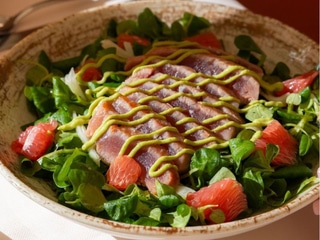 Tuniakové tataki so šalátom