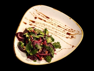 Салат із запеченого в печі буряка з волоським горіхом