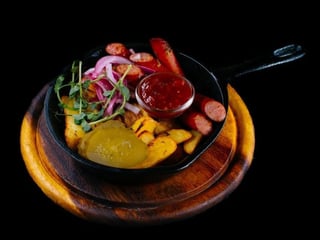 Закуска по-селянськи з ковбасками BBQ