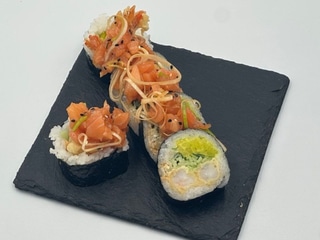 Futomaki ebi tempura z tatarem łososia